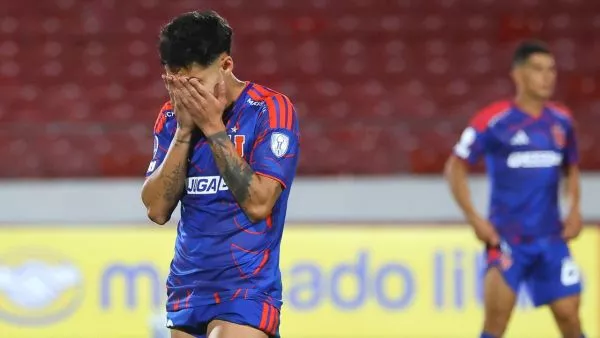 Palestino celebrando y Marcelo Díaz cabizbajo saludando a un rival.