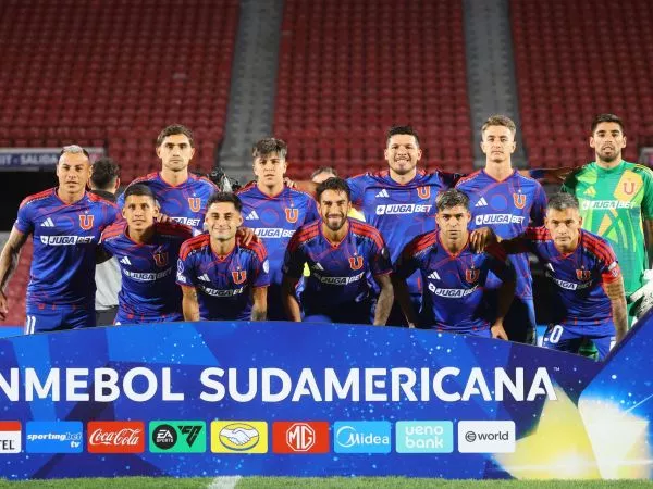 Israel Poblete disputando un balón ante Palestino