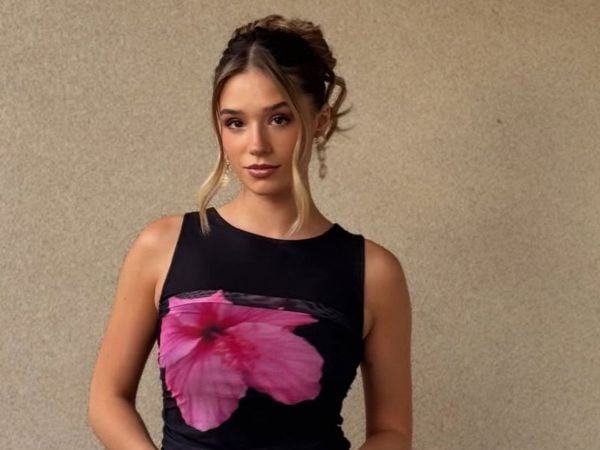 Alessia Traverso posando con una polera