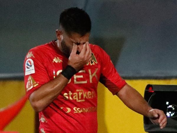 Stefano Magnasco lamentándose tras abandonar un partido de Unión Española