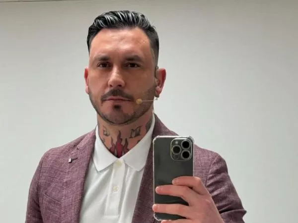 Mauricio Pinilla tomándose una selfie