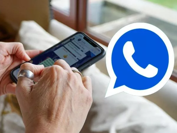 Ilustración de una persona utilizando WhatsApp y el caracteristico logo de la app pero en azul