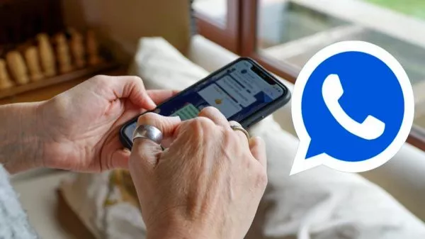 Ilustración de una persona utilizando WhatsApp y el caracteristico logo de la app pero en azul