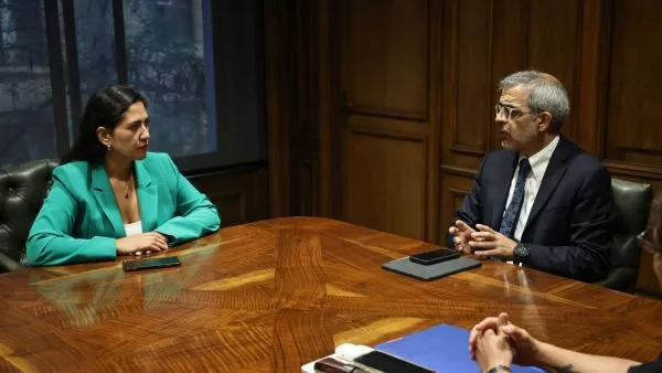 Karina Delfino en reunión con ministro de Seguridad.