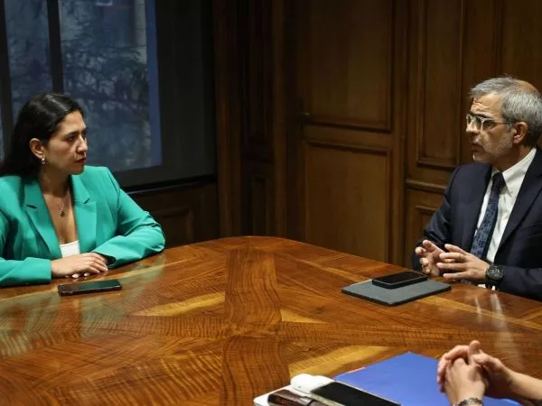 Karina Delfino en reunión con ministro de Seguridad.