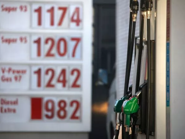 Qué significa que el barril de petróleo supere los 100 dólares