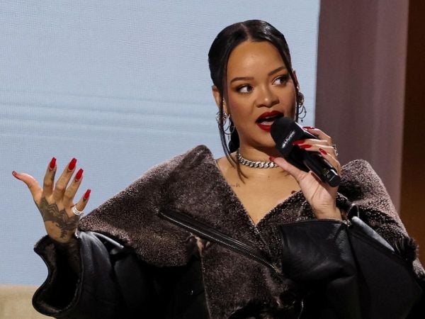 Rihanna en una conferencia de prensa
