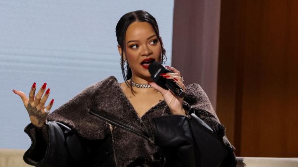 Rihanna en una conferencia de prensa