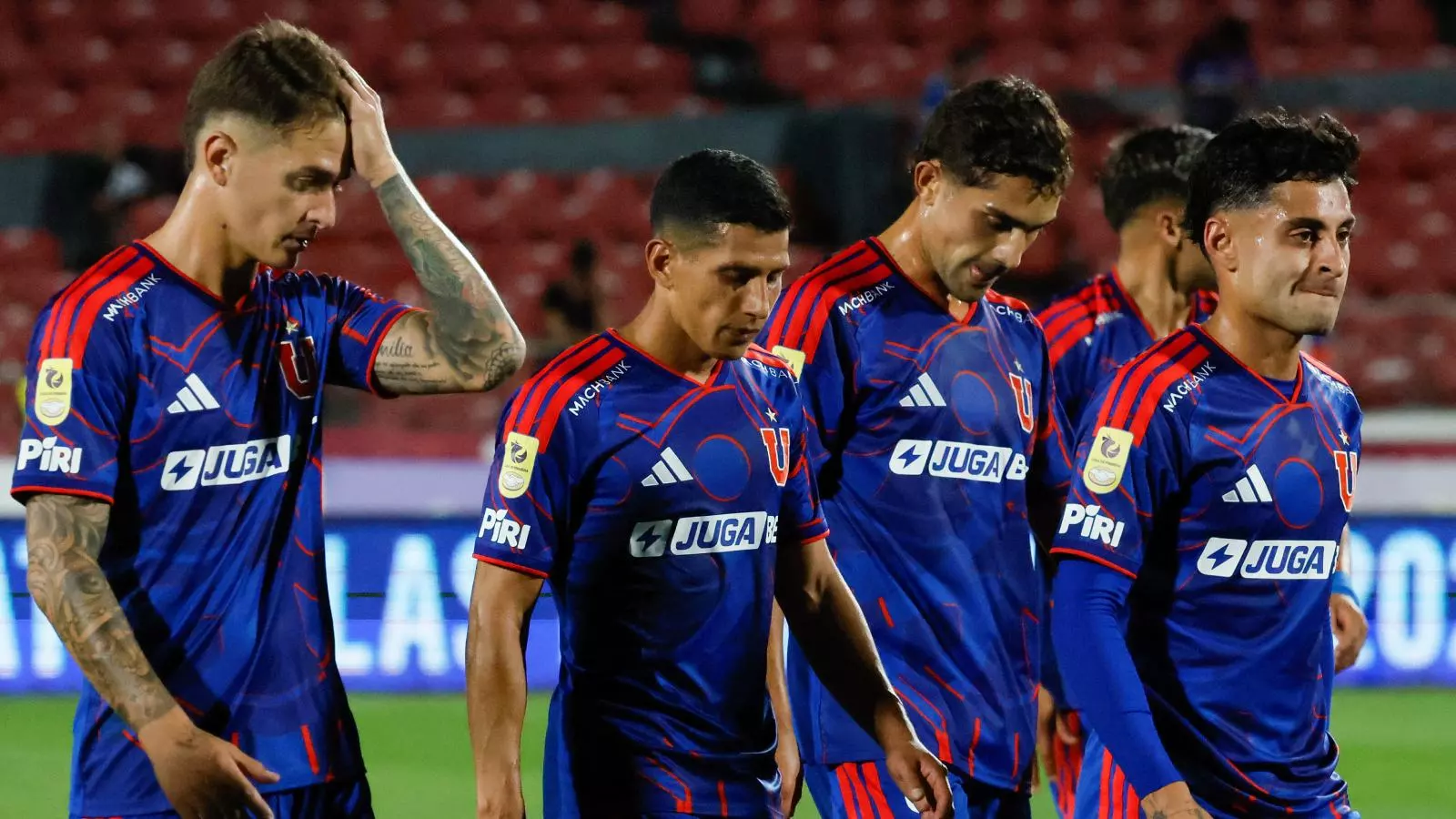 Plantel de la Universidad de Chile cabizbajo