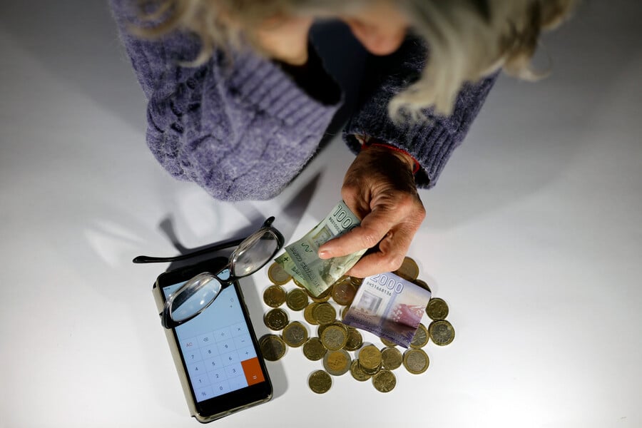 Foto referencial adulta mayor con PGU