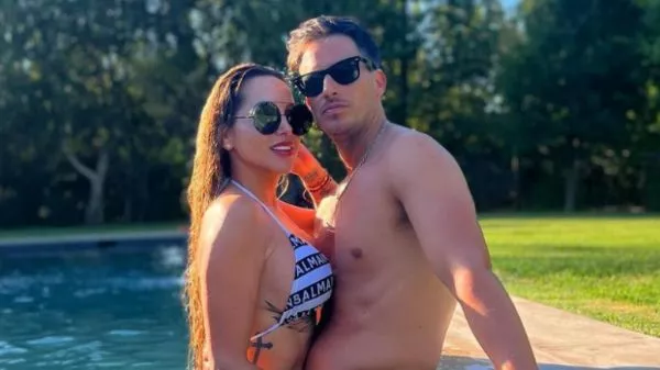 Marité Matus y Camilo Huerta en una piscina