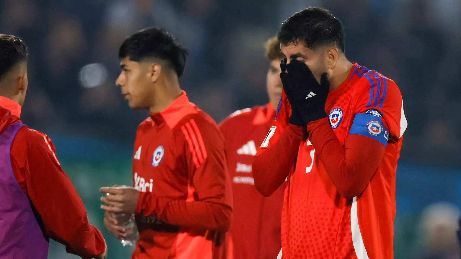 Guillermo Maripán lamentando una derrota de la Selección Chilena