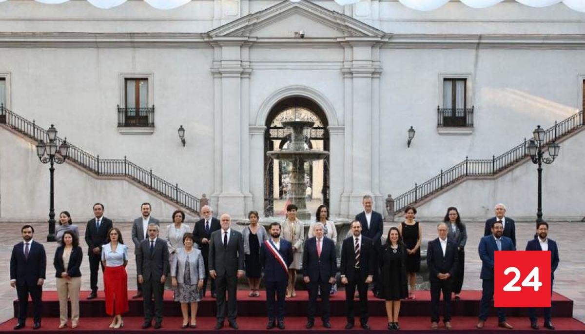La última foto oficial del Presidente Boric y su gabinete desde La Moneda