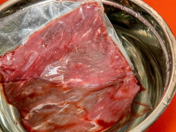 Imagen de un trozo de carne descongelándose