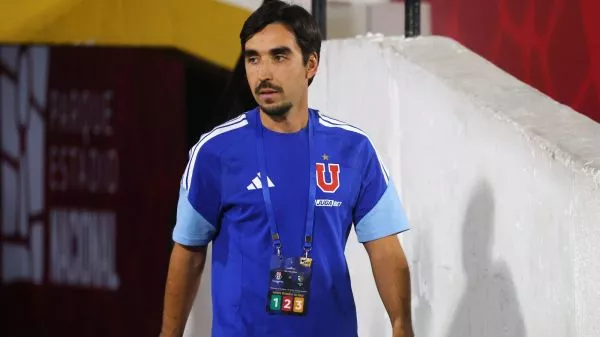 Francisco Meneghini dirigiendo a la Universidad de Chile