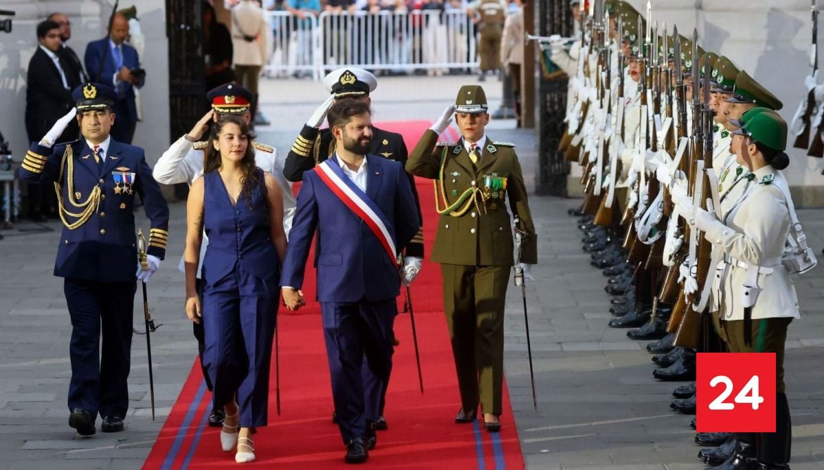 El VIDEO de los últimos honores de Carabineros al Presidente Boric en La Moneda