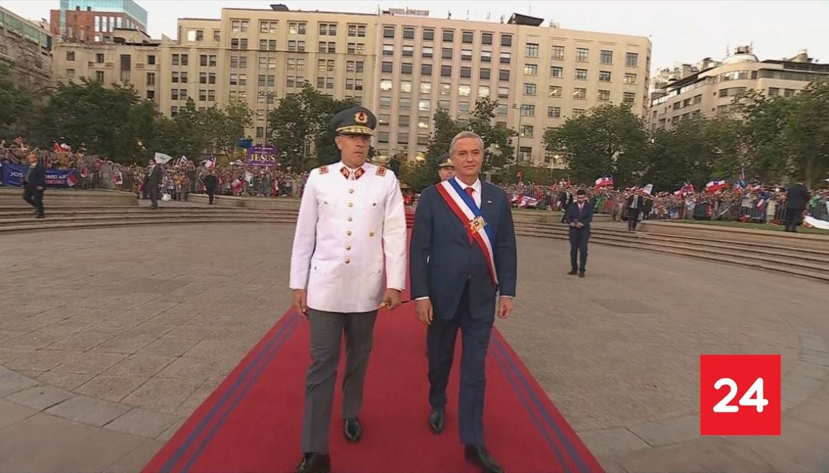 Así fue la llegada del Presidente Kast a La Moneda y el saludo de la guardia de Palacio