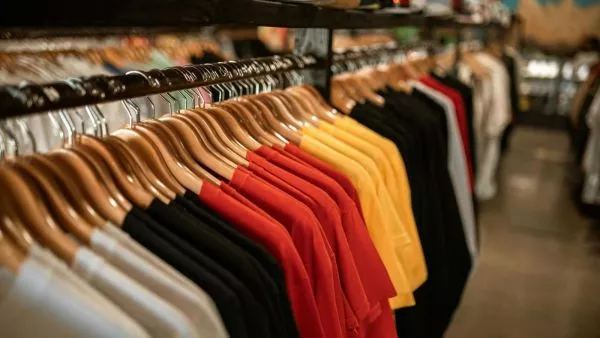 Remate de ropa por cierre de tienda.
