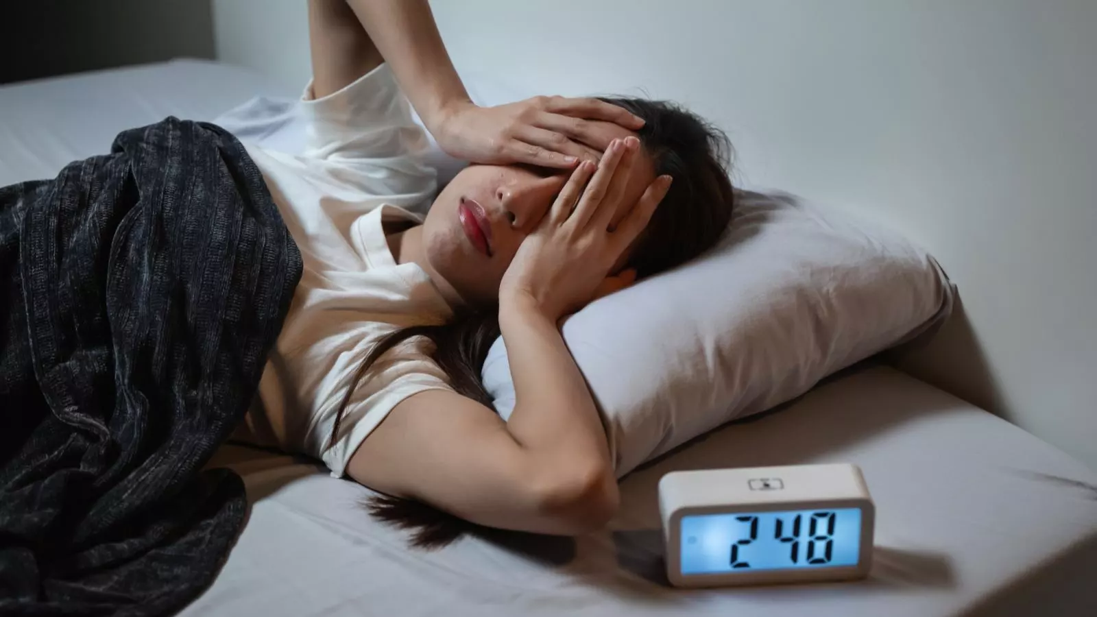 Mujer con problemas de dormir en la madrugada