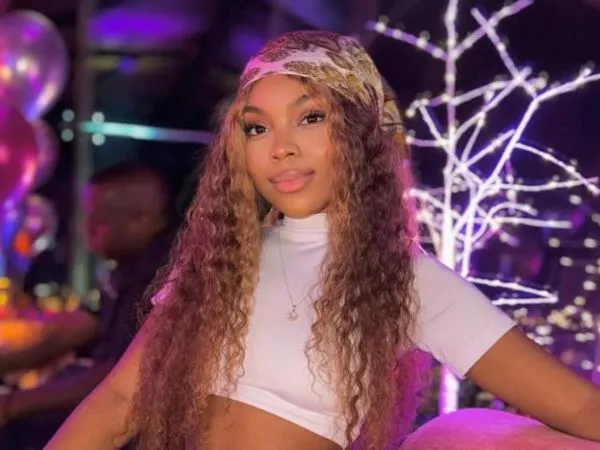 La influencer colombiana Carol The Warrior posando para una foto