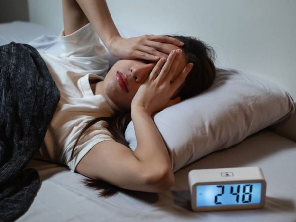 Mujer con problemas de dormir en la madrugada