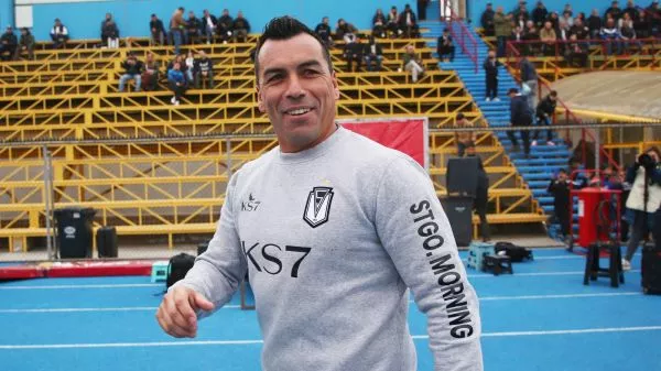 Esteban Paredes en la banca de Santiago Morning