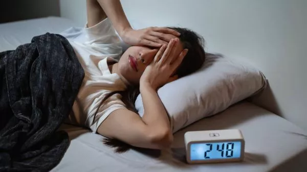 Mujer con problemas de dormir en la madrugada