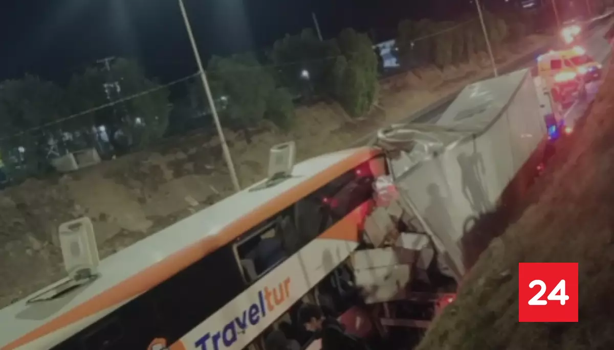Colisión entre bus provincial y camión en Ruta 5 Sur deja cuatro ...