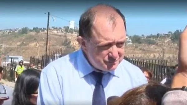 Ministro Poduje a damnificados de Viña por incendios