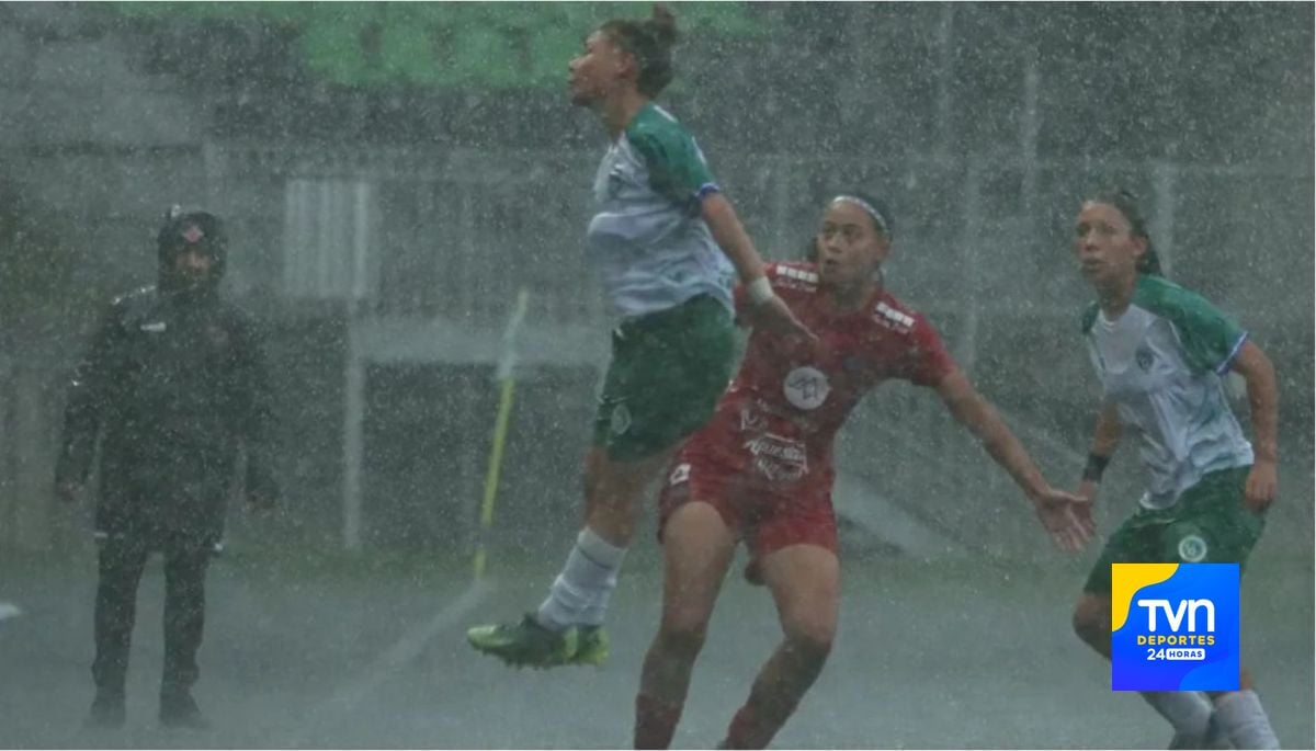 "La tiran con balde": así quedó la cancha del Estadio Chinquihue tras torrencial lluvia