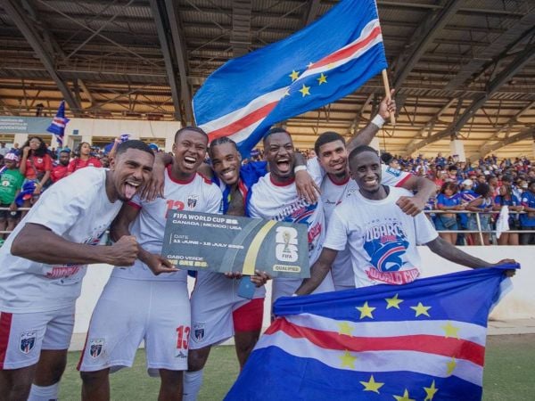Plantel de Cabo Verde celebrando su clasificación al Mundial 2026