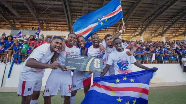 Plantel de Cabo Verde celebrando su clasificación al Mundial 2026