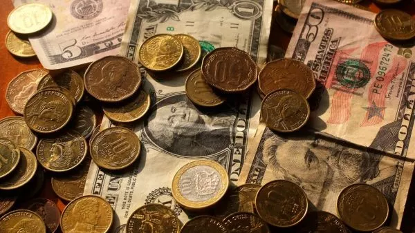 Dólar en $900: Productos que subirían y bajarían de precio en Chile