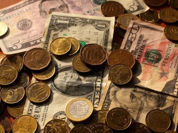 Dólar en $900: Productos que subirían y bajarían de precio en Chile