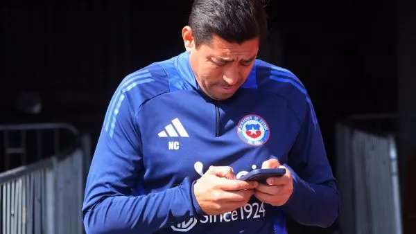 Nicolás Córdova dirigiendo un partido de la Selección Chilena