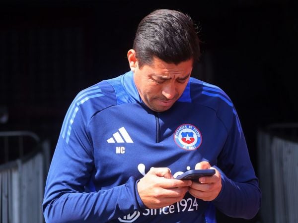 Nicolás Córdova dirigiendo un partido de la Selección Chilena