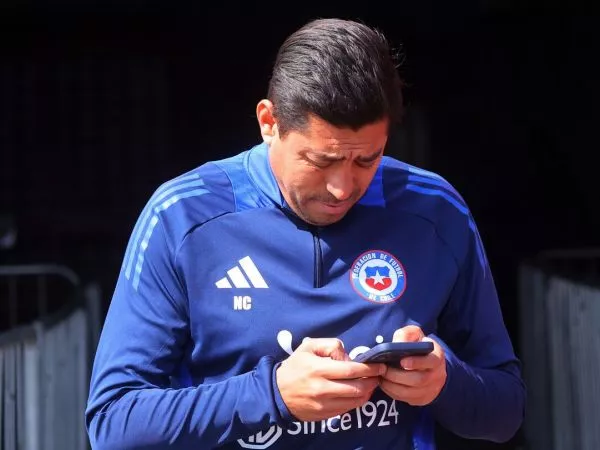 Nicolás Córdova dirigiendo un partido de la Selección Chilena