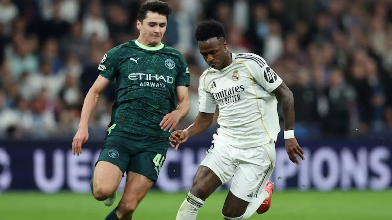 Jugadores del Manchester City y el Real Madrid disputando un balón