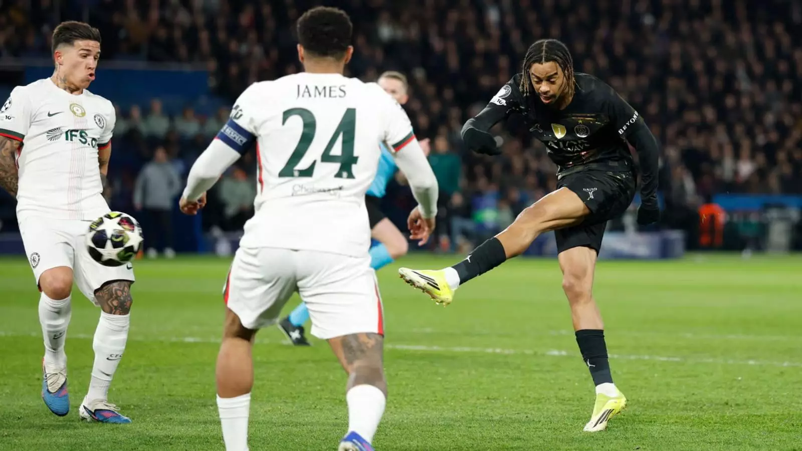 PSG enfrentándose a Chelsea por la ida de los octavos de final de la Champions League