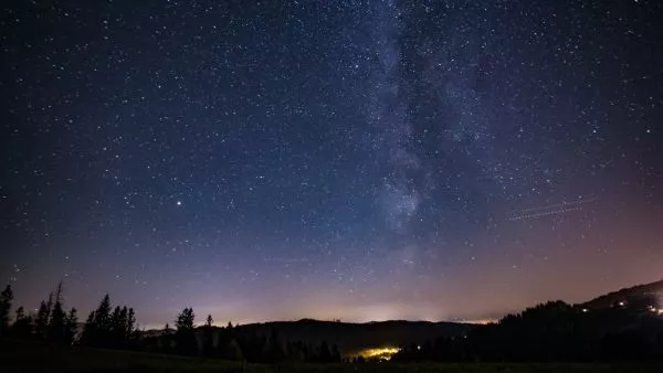 Cielo nocturno con estrellas. Día de la Astronomía 2026.