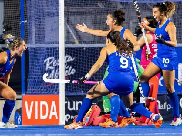 Las diablas celebrando un gol