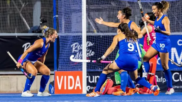 Las diablas celebrando un gol