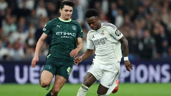 Jugadores del Manchester City y el Real Madrid disputando un balón