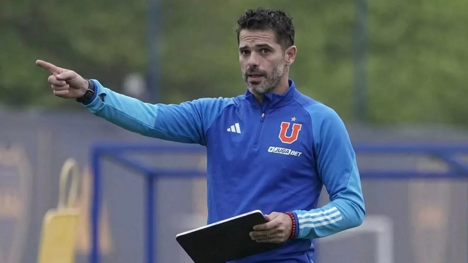 Fernando Gago con el buzo de la Universidad de Chile dirigiendo un entrenamiento