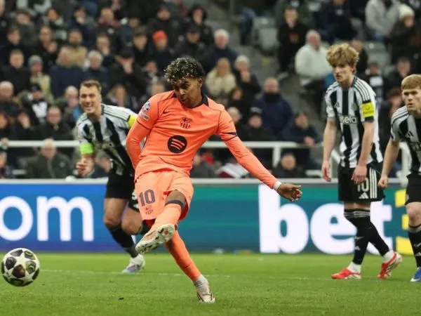 Lamine Yamal lanzando un penal frente a Newcastle por la ida de los octavos de final de la Champions League 2026