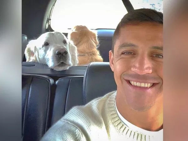 Selfie de Alexis Sánchez junto a Atom y Humber