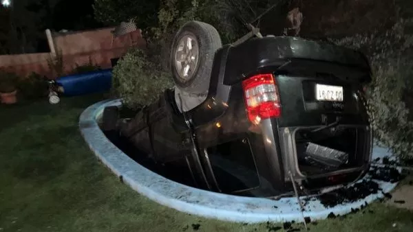 Auto cayó en piscina de Peñalolén.