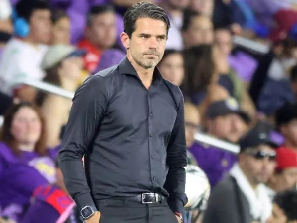 Fernando Gago dirigiendo un partido