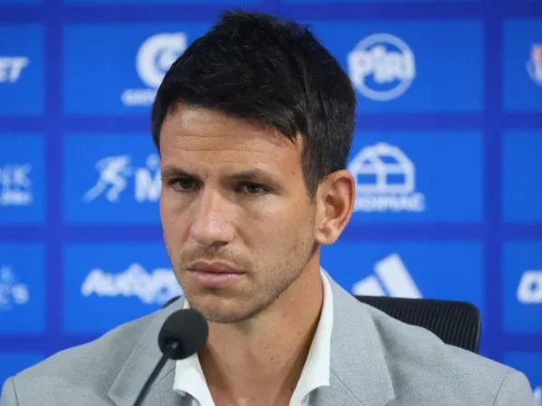 Manuel Mayo en una conferencia de prensa de la Universidad de Chile