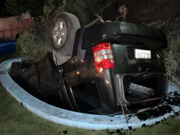 Auto cayó en piscina de Peñalolén.